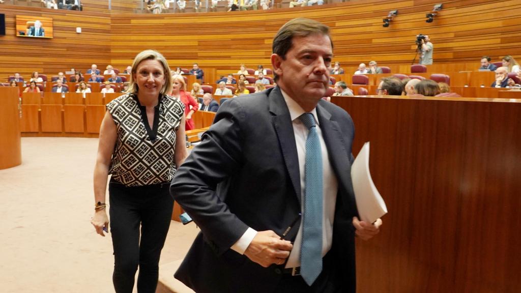 El presidente de la Junta, Alfonso Fernández Mañueco, seguido de la vicepresidenta y consejera de Familia e Igualdad de Oportunidades, Isabel Blanco, en el último pleno de las Cortes, el pasado 24 de junio