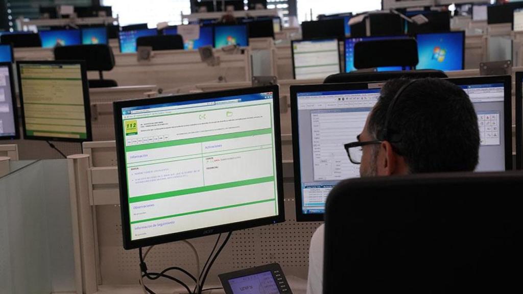 Operador en la sala regional de 112 Andalucía.