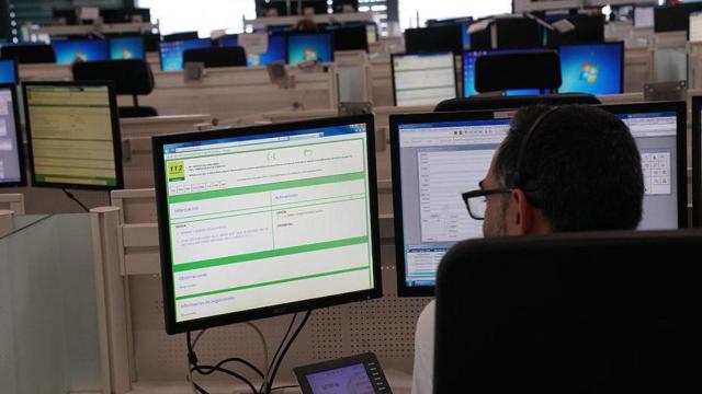 Operador en la sala regional de 112 Andalucía.