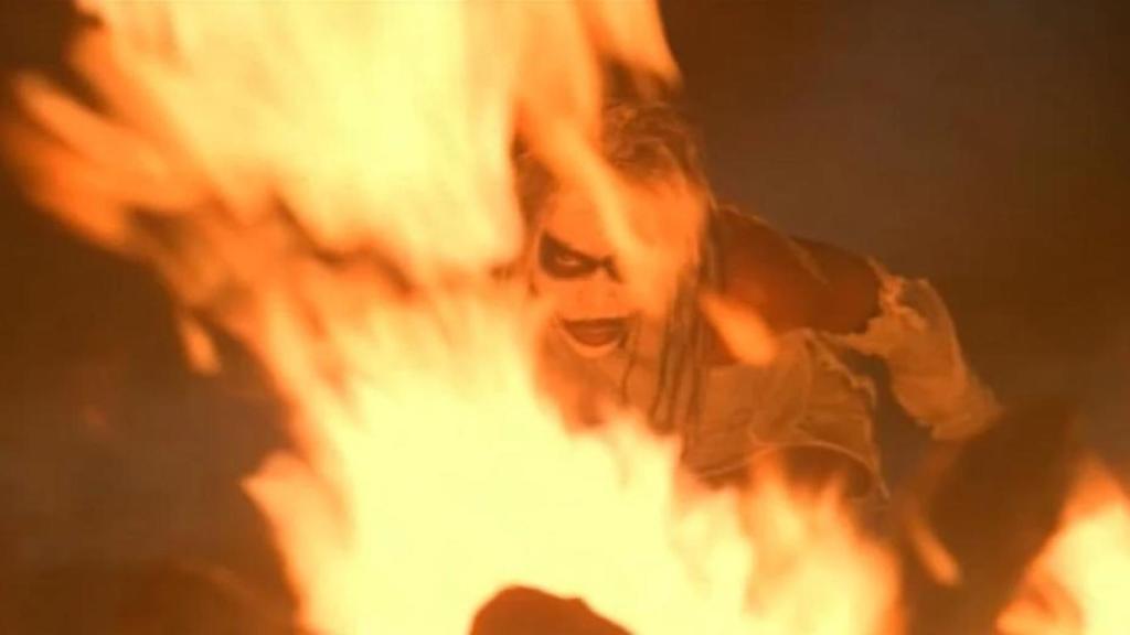 Fotograma de una mujer prehistórica cazadora sacado de la serie 'Buffy cazavampiros'.