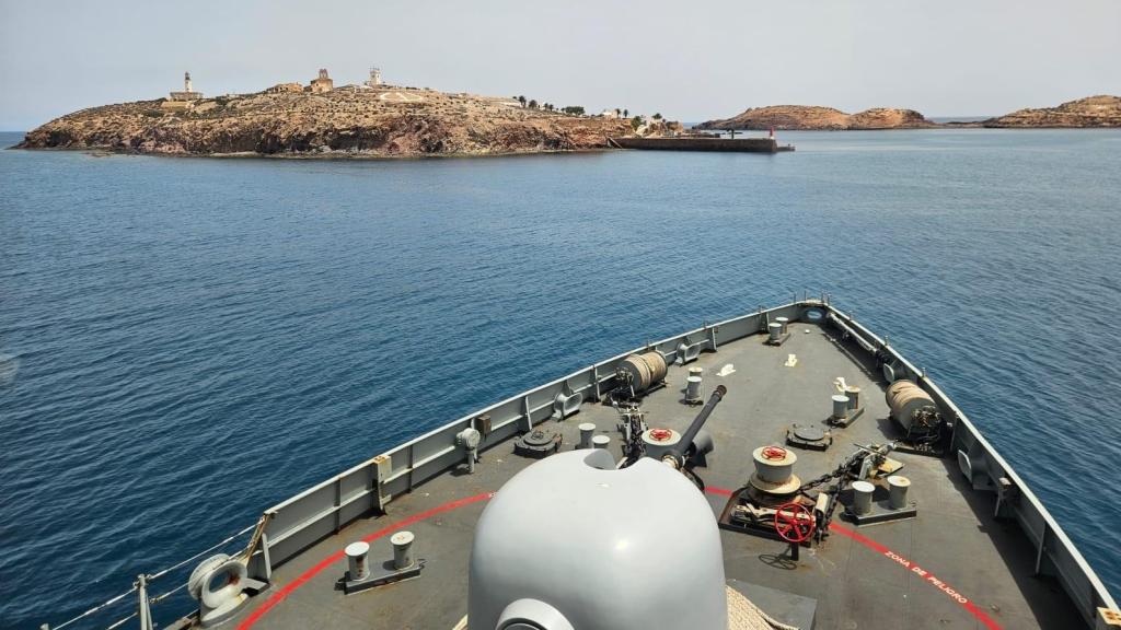 Cañón en proa del BAM Furor frente a las islas Chafarinas