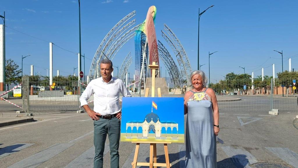 Teresa Porras junto al diseño de la nueva portada del Real de la Feria de Málaga.