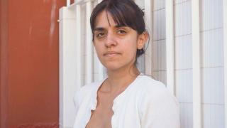 Alexandra Delgado posa en su casa durante la entrevista.