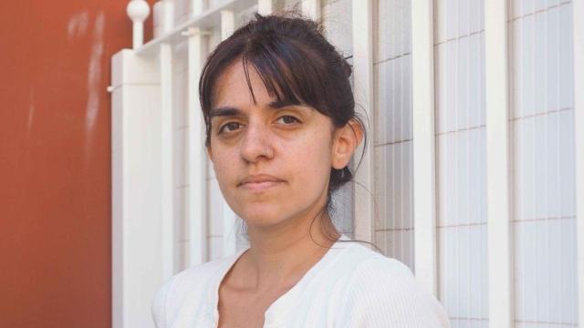 Alexandra Delgado posa en su casa durante la entrevista con Diario de Avisos.