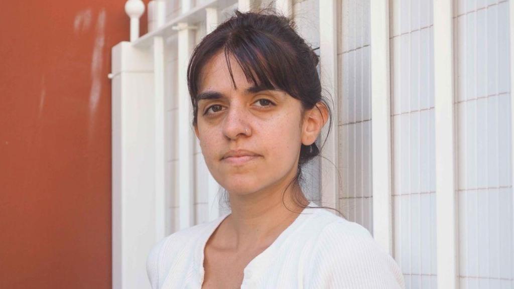 Alexandra Delgado posa en su casa durante la entrevista con Diario de Avisos.