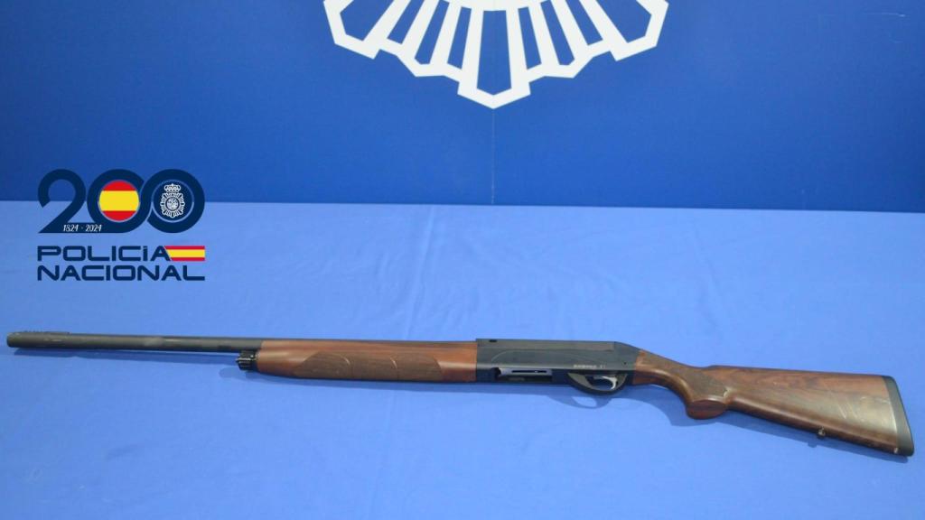 Los policías realizan un cacheo de seguridad del detenido, encontrándole tres cartuchos del calibre 12,70 mm, interviniendo la escopeta del mismo calibre.