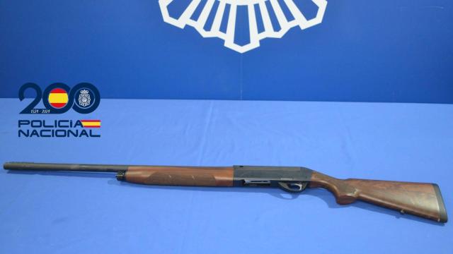 Los policías realizan un cacheo de seguridad del detenido, encontrándole tres cartuchos del calibre 12,70 mm, interviniendo la escopeta del mismo calibre.