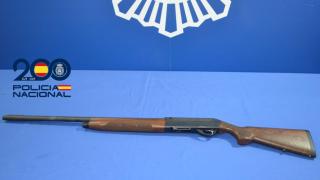 Los policías realizan un cacheo de seguridad del detenido, encontrándole tres cartuchos del calibre 12,70 mm, interviniendo la escopeta del mismo calibre.