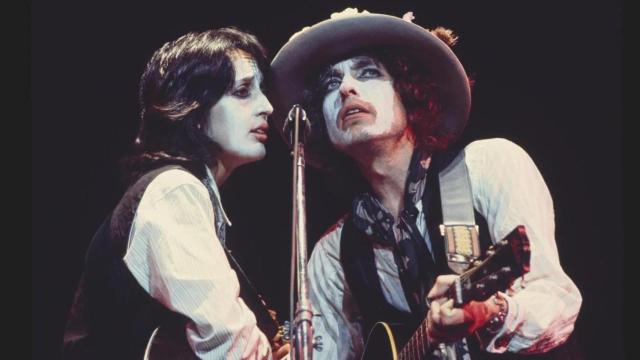 Bob Dylan con Joan Baez durante un concierto de la gira «Rolling Thunder Revue» (1975-76). Foto: Netflix