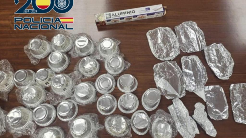 Artículos envueltos con papel de aluminio.