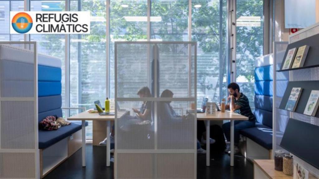 Uno de los refugios climáticos que ofrece la ciudad de Barcelona. Foto: Biblioteques de Barcelona