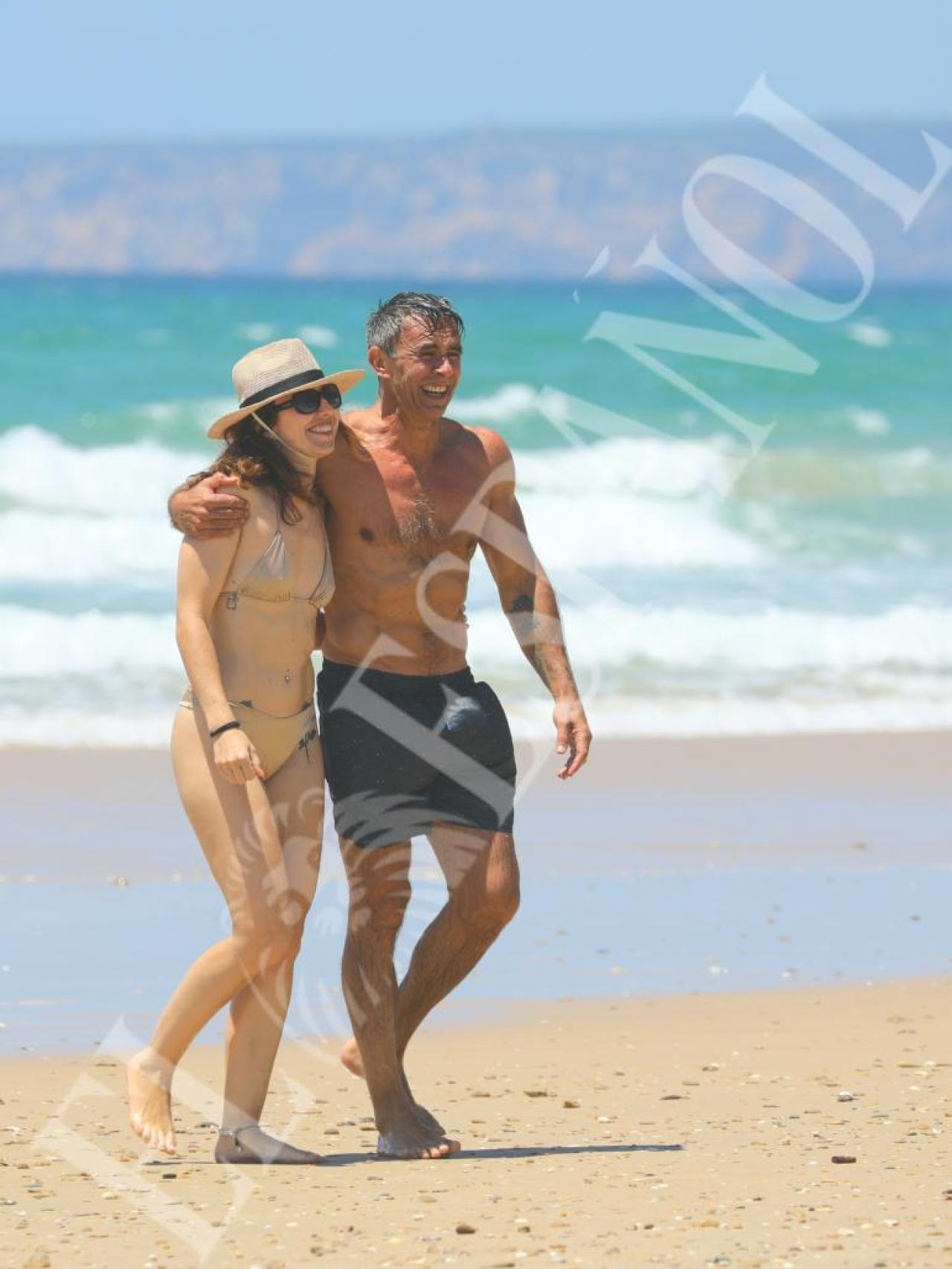 Alonso Caparrós junto a su hija Claudia en Zahara de los Atunes.