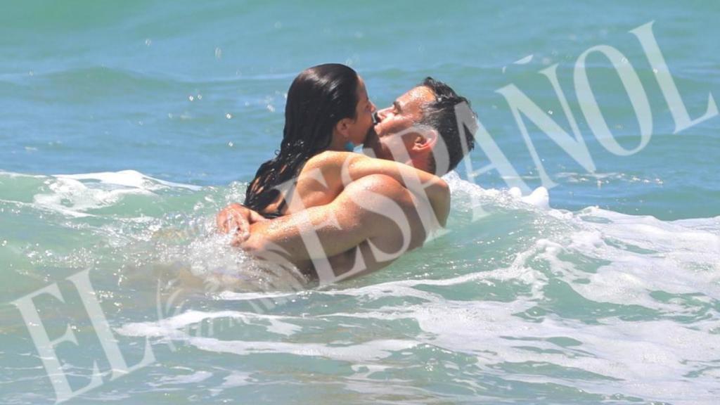 Alonso y su mujer besándose en el mar.