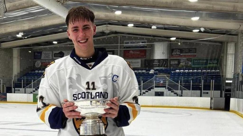Gary Kelly, con un trofeo de una competición de hockey sobre hielo