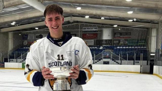 Gary Kelly, con un trofeo de una competición de hockey sobre hielo