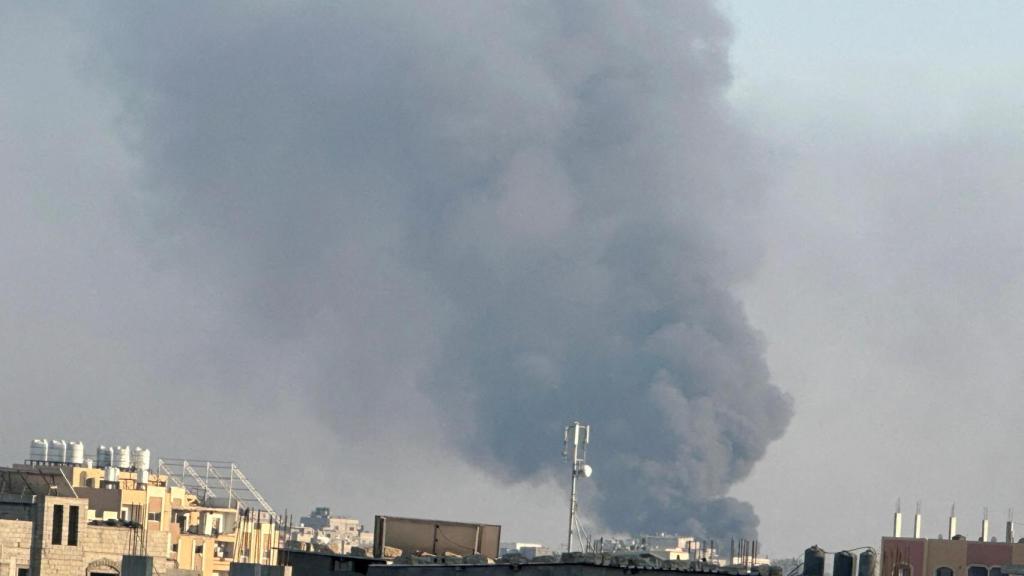 Una columna de humo tras un ataque israelí en la ciudad de Deir al Balah, en el centro de la Franja de Gaza.