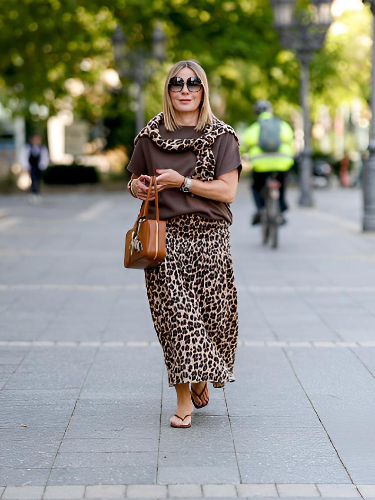 La camiseta, las sandalias y el bolso suman tres puntos, mientras que la sudadera y la falda dos cada uno.