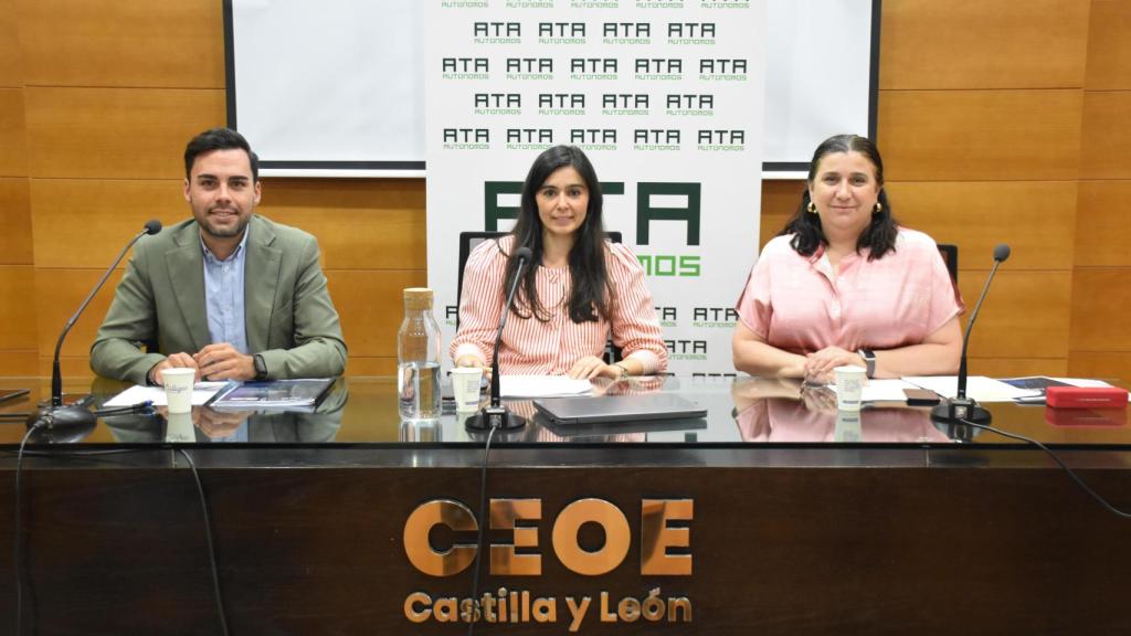 (I-D) Roberto Migallón, diputado delegado del Área de Empleo, Desarrollo Económico y Reto Demográfico de la Diputación de Valladolid, Leticia Mingueza, presidenta de ATA CyL y Elena Melgar, directora de proyectos de ATA Federación Nacional de Asociaciones de Trabajadores Autónomos, en la presentación del informe sobre autónomos