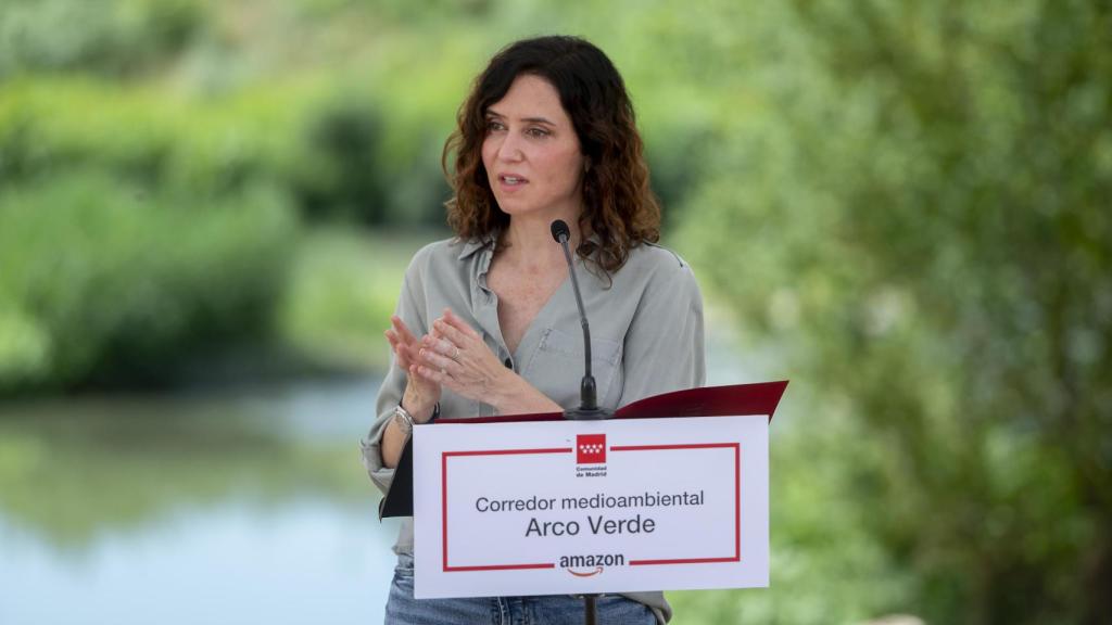 La presidenta de la Comunidad de Madrid, Isabel Díaz Ayuso, durante una visita a la nueva pasarela sobre el río Henares y al corredor medioambiental Arco Verde, a 22 de julio de 2025, en Mejorada del Campo, Madrid.