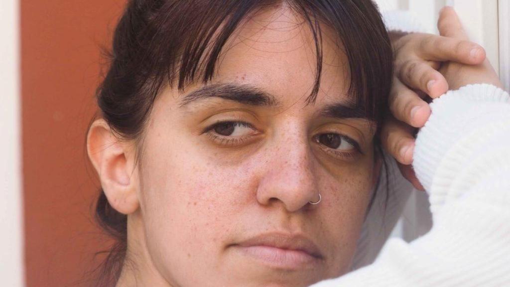 Alexandra Delgado posa en su casa durante la entrevista.