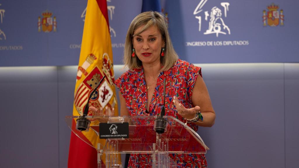 La portavoz de Sumar en el Congreso, Verónica Martínez, durante una rueda de prensa en el Congreso este martes.