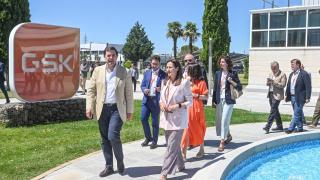 El presidente de la Junta de Castilla y León, Alfonso Fernández Mañueco, durante su visita al centro de producción de GlaxoSmithKline (GSK), este martes