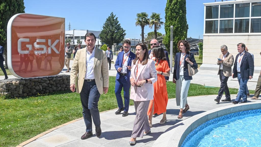 El presidente de la Junta de Castilla y León, Alfonso Fernández Mañueco, durante su visita al centro de producción de GlaxoSmithKline (GSK), este martes