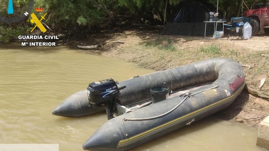 Embarcación en un embalse de Mequinenza.