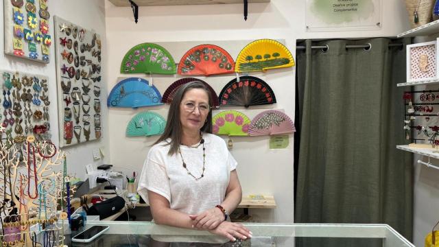 Macarena, 57 años, dueña de la tienda de complementos