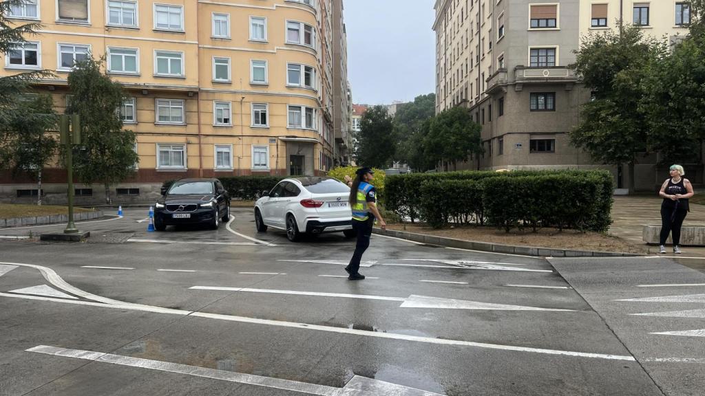 Un agente de la Policía Local regulando el tráfico.