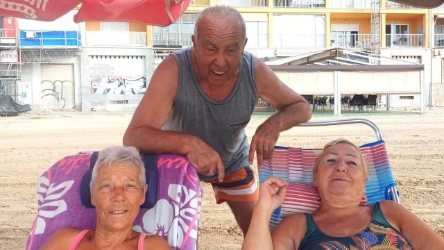 Los amigos Germán, Feli y Mari Ester en la playa del Acequión de Torrevieja.