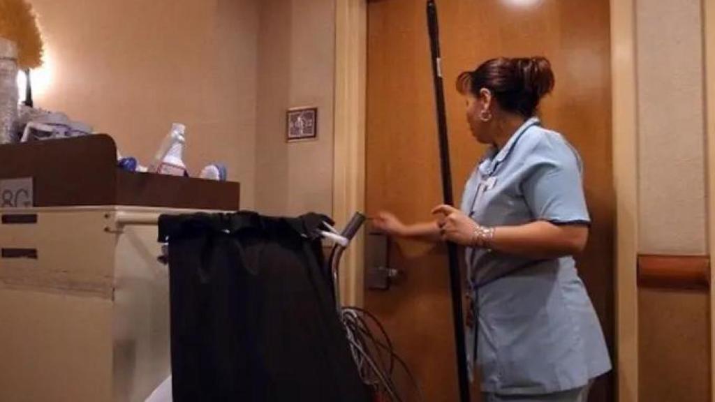 Una camarera de hotel.