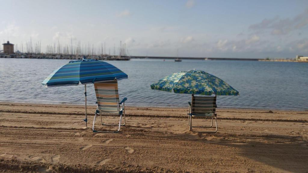 Dos sillas en la Playa del Acequión de Torrevieja a primera hora de la mañana.