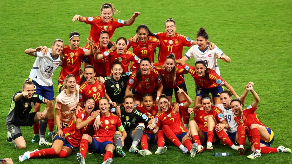 La selección española celebra la victoria en los cuartos de final de la Eurocopa