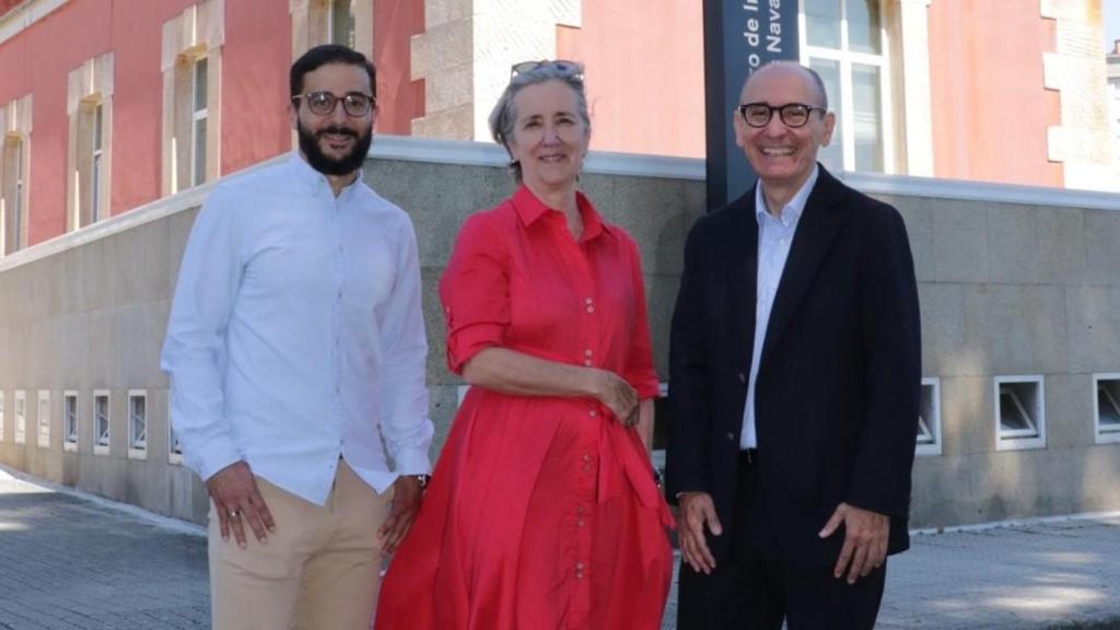 Juan José Cartelle (CITENI), María del Pilar de la Cruz (Campus Industrial) y Alfredo del Caño (CITEEC) frente al edificio del Citeni.