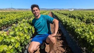 El viticultor Daniel Maestre en sus viñedos