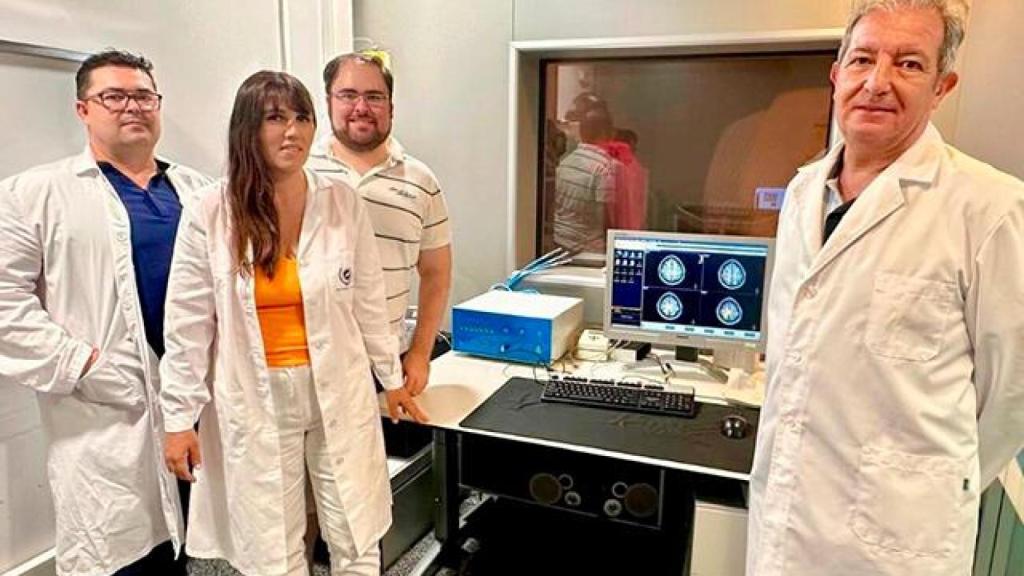 Parte del equipo científico posa con el nuevo olfatómetro instalado en el CIMES de la UMA.