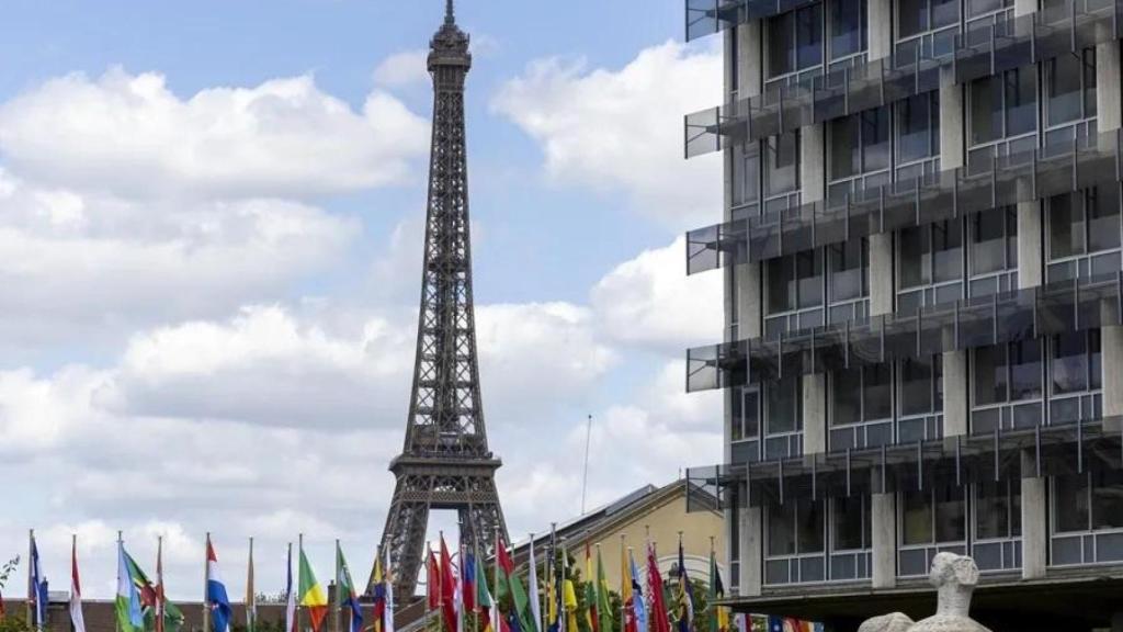 Vista de la Torre Eiffel y banderas de distintos países desde el jardín de la sede de la UNESCO en París, en una imagen de archivo.