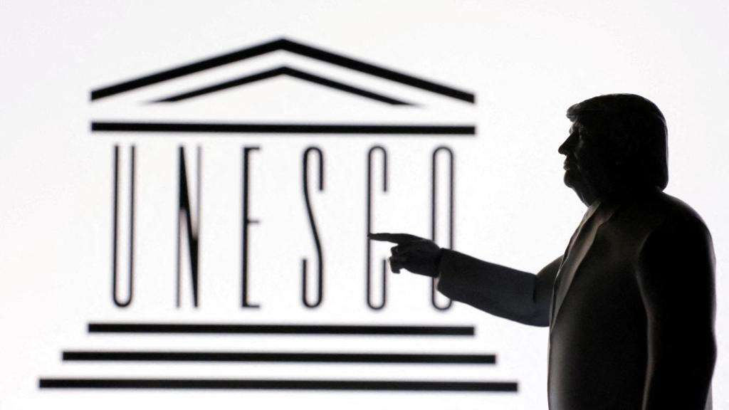 Ilustración de una figura de Donald Trump con el logo de la Unesco.