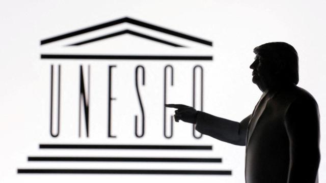 Ilustración de una figura de Donald Trump con el logo de la Unesco.