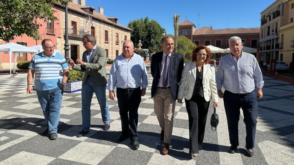 Gregorio junto a los senadores del PP en Talavera de la Reina.