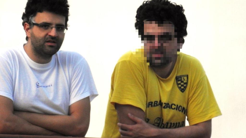 Felipe H. R., con camiseta blanca, ha ingresado en prisión por el homicidio de su padre.