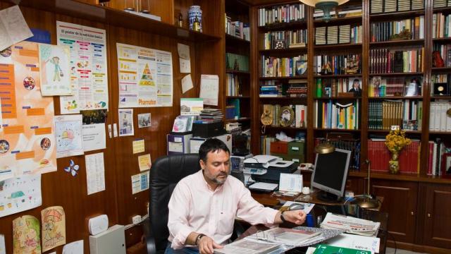 Francisco Florido en su farmacia.