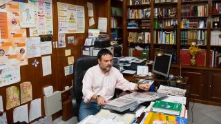 Francisco Florido en su farmacia.
