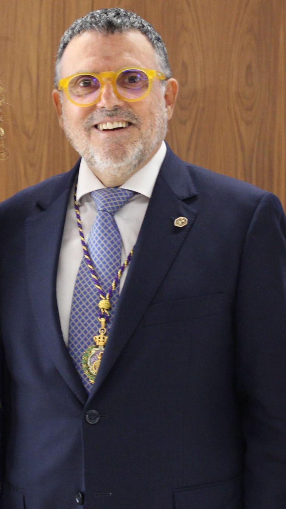 Francisco Florido con su Medalla de Honor.