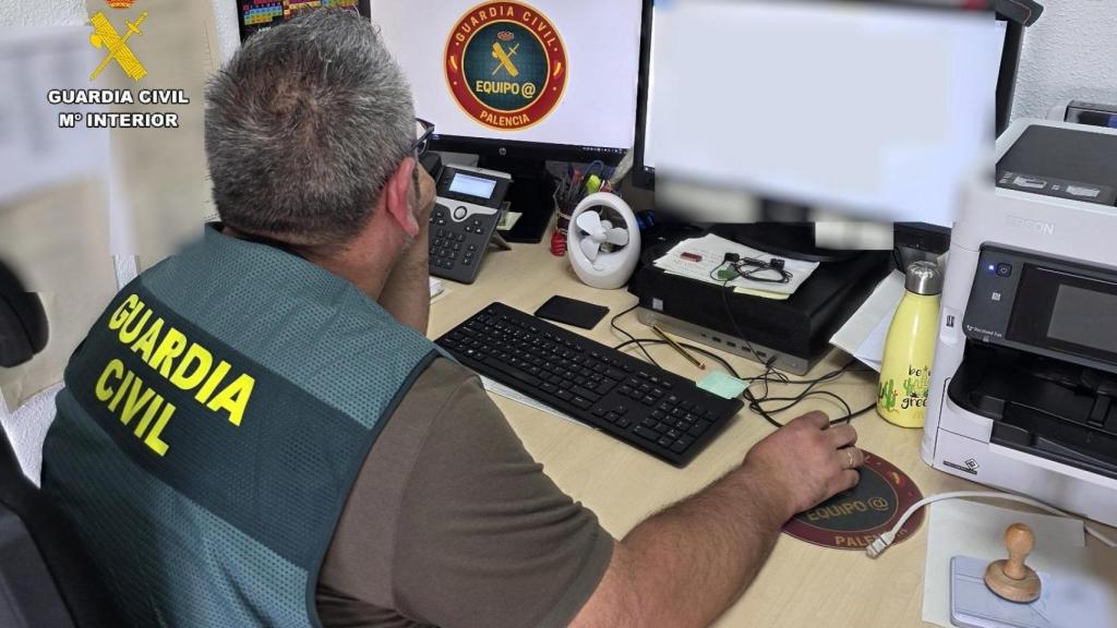 Hace la declaración de la Renta y aparecen 979,55 euros de un plataforma de juego: una joven suplantó a su hijo menor