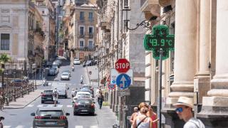 El termómetro de una farmacia italiana marca casi 44 grados en Sicilia.