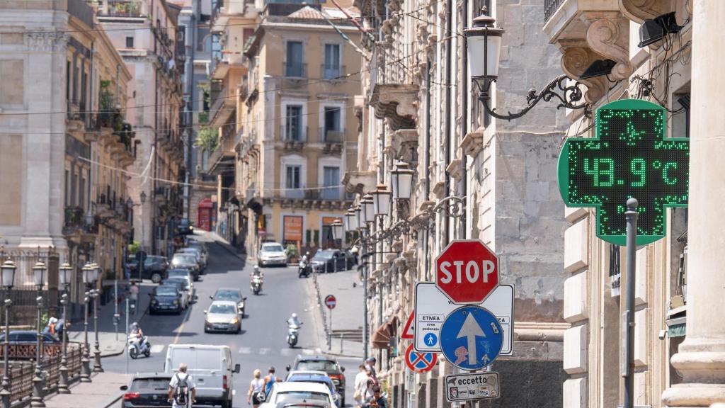 El termómetro de una farmacia italiana marca casi 44 grados en Sicilia.
