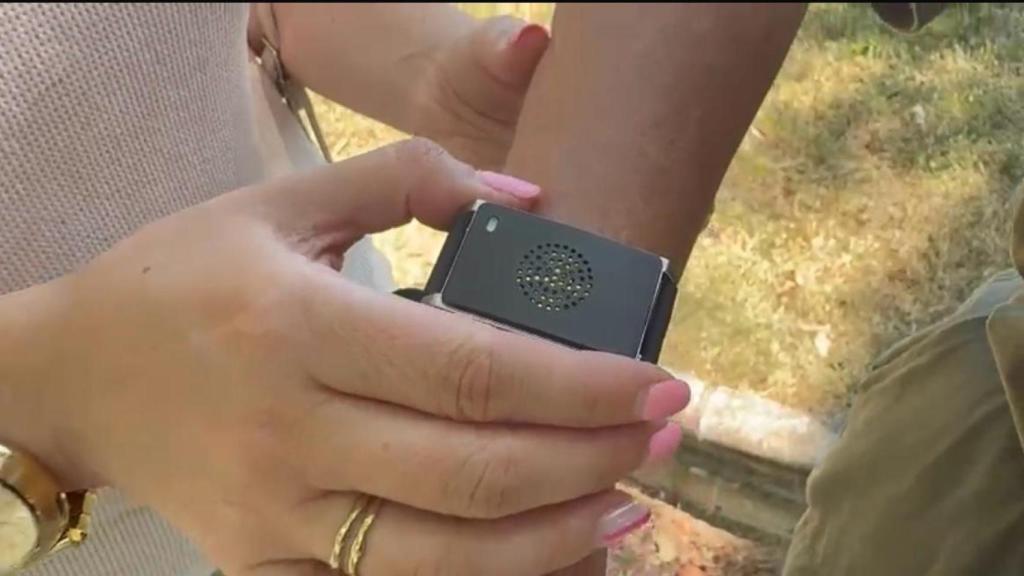 Una de las pulseras anti-calor de Parla.