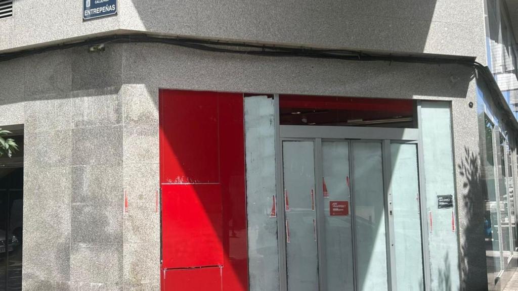 Oficina del Santander en la calle Entrepeñas, cerrada desde el 11 de julio.